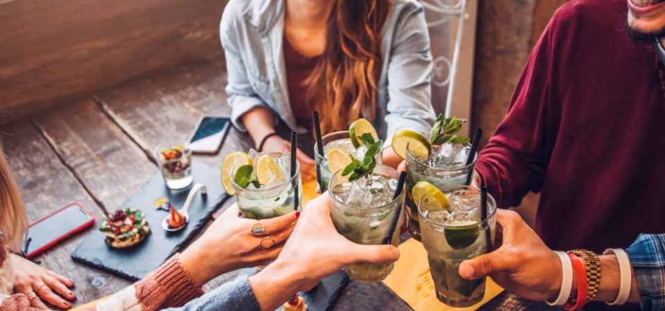 ENJOY A NIGHT OUT AT THE BEST BARS IN ORANGE BEACH .